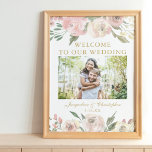 Poster Boas-vindas ao casamento Dourado Floral Elegante R<br><div class="desc">Bem-vindos aos seus convidados de casamento com este elegante poster floral decorado com lindas rosas e peonias cor-de-rosa e com a sua fotografia de noivado. Um sinal adorável para uma cerimônia de casamento de primavera ou jardim de verão escrita em um guião antigo chic sobre sua fotografia de casal.</div>