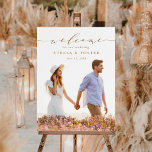 Poster Boas-vindas de casamento com foto em caligrafia do<br><div class="desc">Este sinal de boas-vindas de casamento chic apresenta caligrafia elegante com uma foto. Para uma personalização mais avançada deste design,  clique no link Personalizar Mais para alterar a fonte,  o tamanho e a cor.</div>