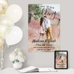 Poster Boas-vindas Simples Foto de Script Preto Moderno<br><div class="desc">Bem-vindos convidados de casamento à sua cerimônia ou recepção com uma poster elegante personalizada de 24 x 36. Imagem e todo texto são simples de personalizar. (DICA DE IMAGEM: Uma maneira fácil de centralizar uma foto exatamente como você deseja é recortá-la antes de carregá-la no site do Zazzle.) O moderno...</div>