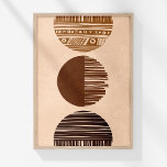 Poster Boho Coffee Brown Beige Abstrato Tribal Wall Art<br><div class="desc">Adicione um toque de sofisticação boêmica à sua decoração com "Boho Coffee Brown Beige Abstrato Tribal Wall Art." Este trabalho de arte captivador apresenta três padrões tribais circulares, cada um renderizado num tom distintos à terra, contra um fundo suave de areia bege. O círculo inferior apresenta um café marrom rico,...</div>