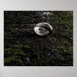 Póster Bola de rugby enlameada que senta-se no mastigado
