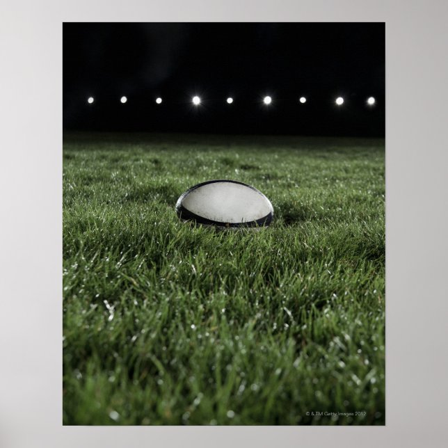 Poster Bola de rugby sentada no campo de grama de um (Frente)