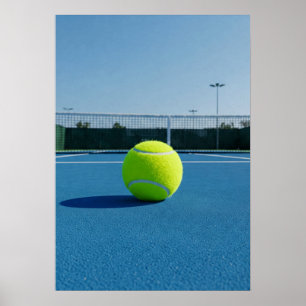 Poster Bola de Tênis Brilhante na Vista da Quadra Azul