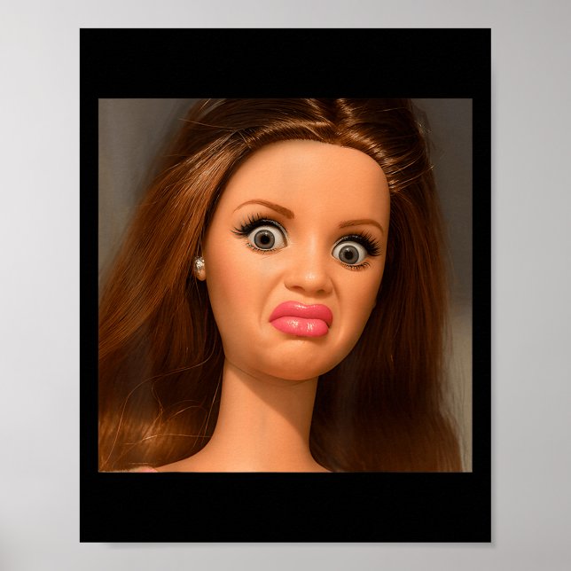 Poster Boneca Engraçada Meme Rosto Repugnante  (Frente)