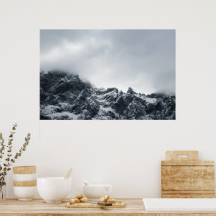 Poster Bordas afiadas de montanhas e nuvens suaves