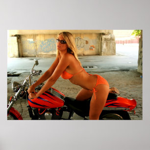 Poster Borracho louro do motociclista em um biquini
