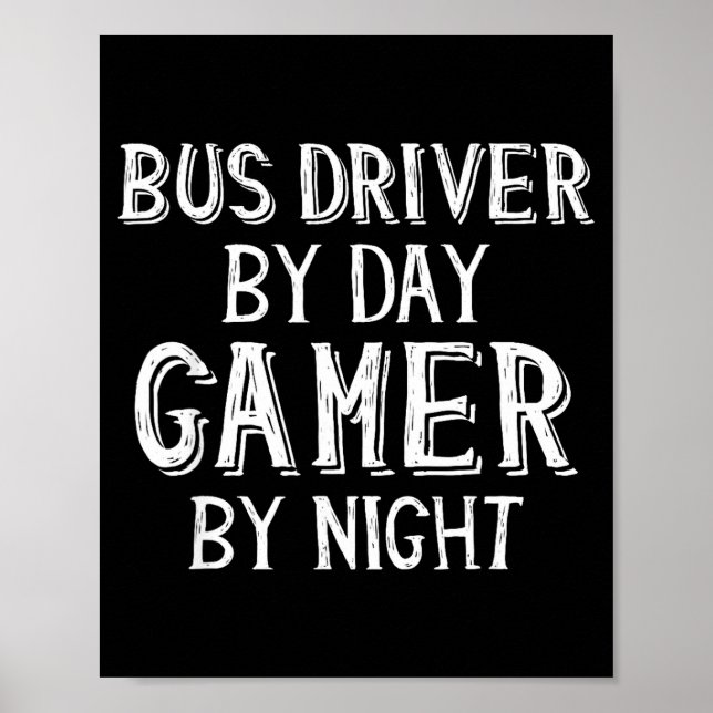 Poster Bus Driver By Day Gamer By Night Funny Gift For Bu (Frente)