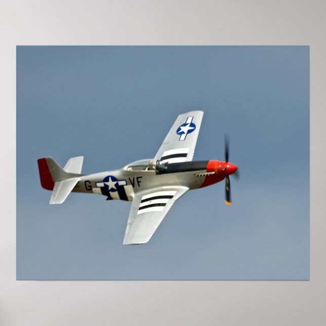 Póster Caça P-51D Mustang com marcações do Dia-D voando (Frente)