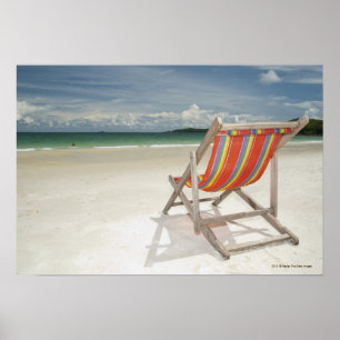 Póster Cadeira de plataforma na areia branca da praia de