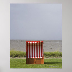 Póster cadeira de praia vazia na frente do mar