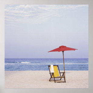 Póster Cadeira e guarda-chuva de praia pelo oceano