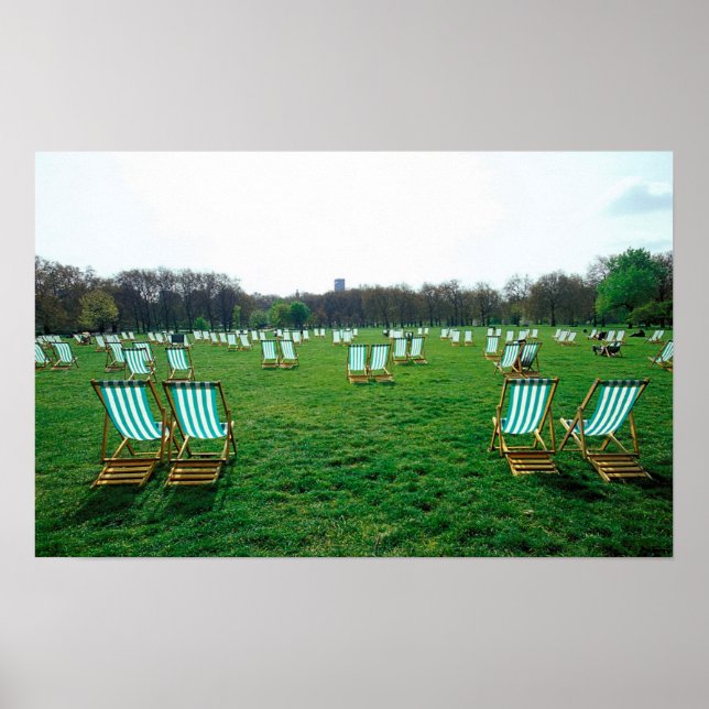 Poster Cadeiras de Decks Espalhadas no Parque Verde, Lond (Frente)
