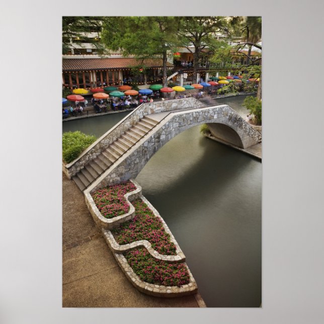 Poster Café ao ar livre ao longo da River Walk e ponte so (Frente)