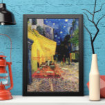 Póster Café Terrace à noite por Vincent van Gogh<br><div class="desc">Café Terrace, no Place du Forum, de Vincent van Gogh, é uma pintura de paisagens arquitetônicas de apos impressionismo de arte. Uma vista exterior de um restaurante com mesas, cadeiras, garçons e jantar em pessoas. Uma bela noite com estrelas no céu em Arles, França. Sobre o artista: Vincent Willem van...</div>