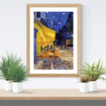Poster Cafe Terrace na Noite Vincent van Gogh<br><div class="desc">Um poster de arte fino com a pintura poste-impressionista de Vincent van Gogh (1853-1890),  Cafe Terrace,  na Noite (1888). Criado em Arles,  França em frente a uma popular cafeteria no Rue Du Palais. Uma cena da cidade com um céu estrelado em um café ao ar livre.</div>