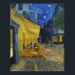 Poster Café Terrace por Vincent Van Gogh<br><div class="desc">Essa pintura de uma vista colorida ao ar livre é uma obra pitoresca, a visão de um espectador relaxado que desfruta do charme de seu entorno sem nenhuma preocupação. Recorda o humor de Van Gogh quando escreveu que "a noite está mais viva e mais rica do que o dia." O...</div>