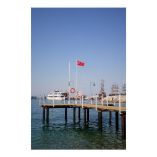 Póster Cais com vista ao mar com iate na Turquia