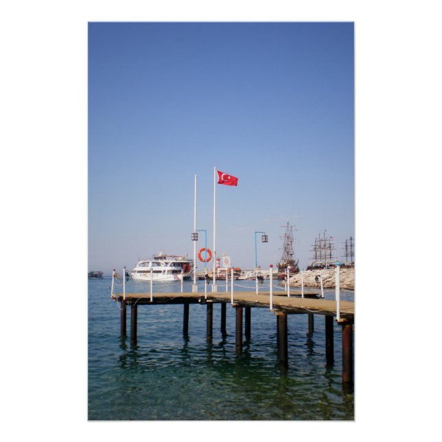 Póster Cais com vista ao mar com iate na Turquia (Frente)