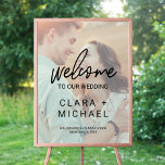 Póster Caligrafia Whimsical Foto de Boas-vindas<br><div class="desc">Esta poster de casamento de boas-vindas com uma caligrafia desbotada é perfeita para um casamento moderno. A design apresenta uma tipografia elegante,  mas rústica,  com sua foto ao fundo. Personalize o poster com o nome da noiva e do noivo,  e a data e o local do casamento.</div>