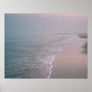 Poster Calmo nascer do sol na praia com parede costeira d
