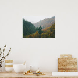 Poster Camadas de floresta de outono nebulosa desaparecen
