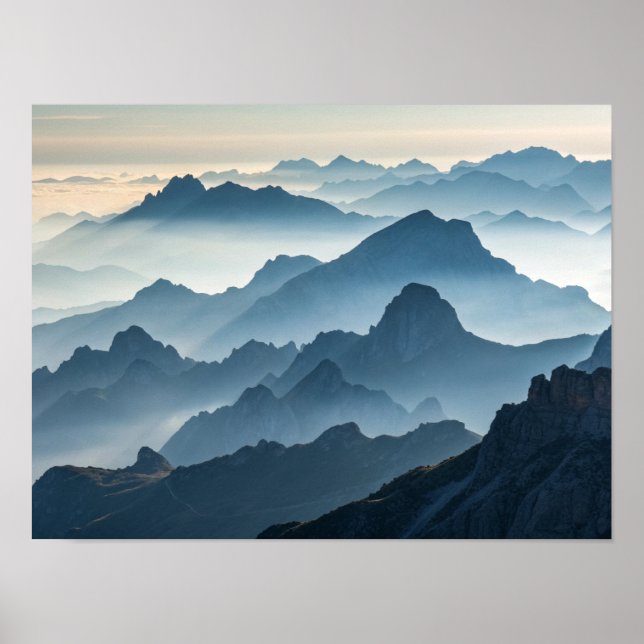 Poster Camadas de Serenidade: Montanhas Foggy no amanhece (Frente)