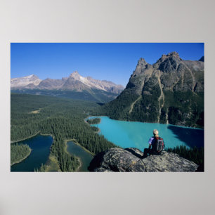 Poster Caminhante com vista para o lago de cor turquesa