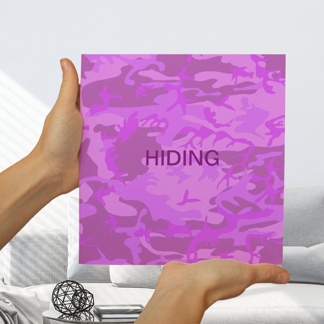 Poster Camuflagem Roxa Clara Escondendo Pequeno (Light Purple Camouflage Hiding Small Poster)