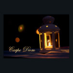 Poster Carpe Diem personalizável com luz de vela brilhant<br><div class="desc">A vida é curta! Então viva o jeito que você quer viver e desfrutar dos belos momentos da vida! Esta luz de velas romântica com um fundo obscuro e a inscrição personalizável Carpe Diem representa este modo de vida de uma forma perfeita!</div>
