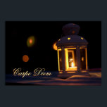 Poster Carpe Diem personalizável com luz de vela brilhant<br><div class="desc">A vida é curta! Então viva o jeito que você quer viver e desfrutar dos belos momentos da vida! Esta luz de velas romântica com um fundo obscuro e a inscrição personalizável Carpe Diem representa este modo de vida de uma forma perfeita!</div>