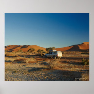Poster carro 4x4 na paisagem do deserto de Namib em