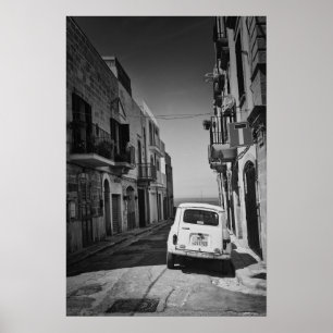 Poster Carro antigo em uma rua na Itália com o mar