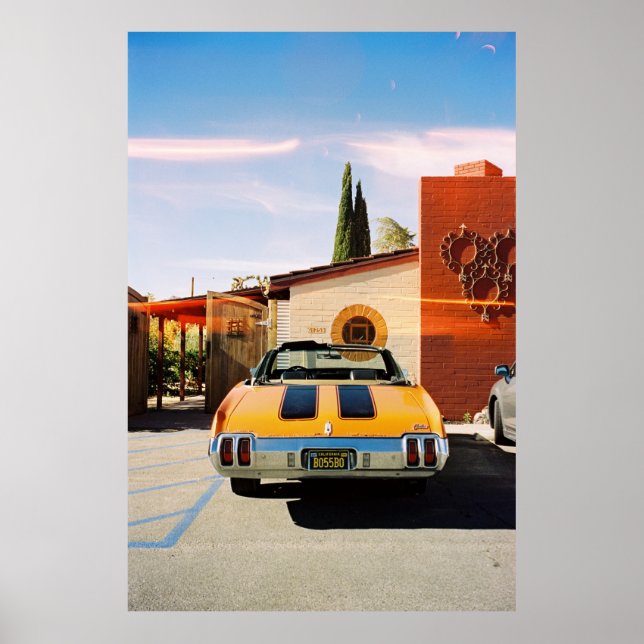 Poster Carro azul estacionado ao lado do edifício de betã (Frente)