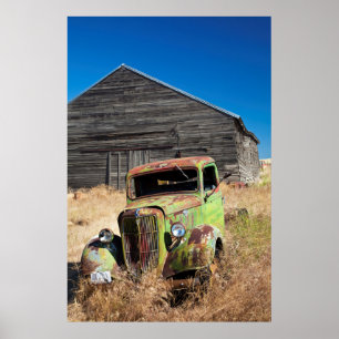 Poster Carro enferrujado em frente a fazenda abandonada