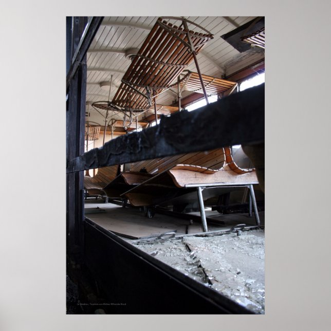 Póster Carros de passageiros paredes de madeira em baixo  (Frente)