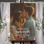 Poster Cartaz de Boas-Vindas de Casamento com Foto Simple<br><div class="desc">Procurando uma maneira moderna e elegante de dar as boas-vindas aos seus convidados para o seu casamento? Não procure mais do que este cartaz de boas-vindas personalizável para casamento! Com um design simples, porém sofisticado, este cartaz apresenta uma bela foto do casal feliz, rodeada por texto personalizável em uma fonte...</div>