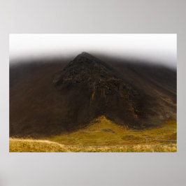 Poster Cartaz de montanha vulcânica preta e nuvens baixas