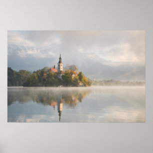 Póster Cartaz do nascer do sol no lago Bled enevoado