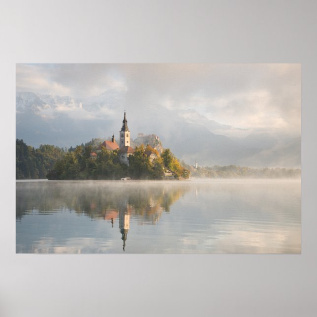 Póster Cartaz do nascer do sol no lago Bled enevoado (Frente)