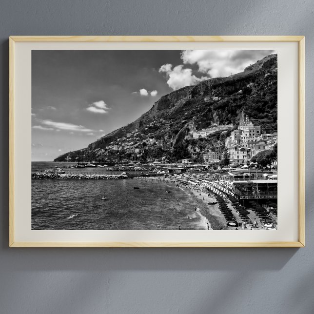 Poster Cartaz Preto e Fotografia da Costa Amalfitana (Captivating Amalfi Coast: Timeless Beauty in Striking Black and White Photography.)