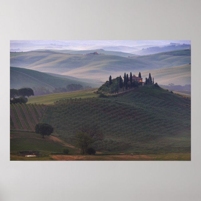 Poster Casa na Toscana na névoa da manhã pôster (Frente)