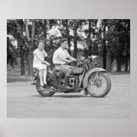 Casal andando de motocicleta, 1928. Foto antiga