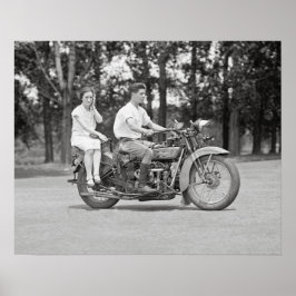 Póster Casal andando de motocicleta, 1928. Foto antiga