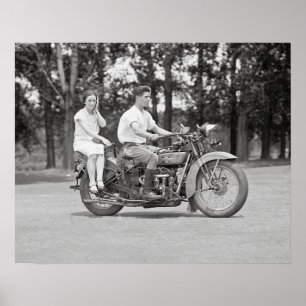 Póster Casal andando de motocicleta, 1928. Foto antiga