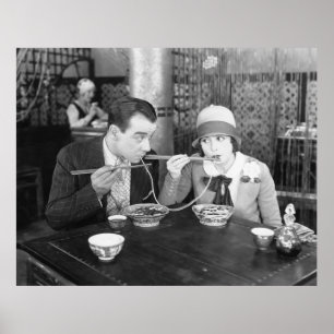Poster Casal compartilhando um macarrão em um restaurante