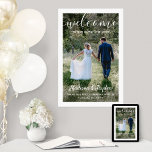 Poster Casamento Bem-vindo Simples Moderno Script Branco<br><div class="desc">Dê as boas-vindas aos convidados do casamento na sua cerimônia ou recepção com um elegante pôster personalizado 60x90cm. A imagem e todo o texto são fáceis de personalizar. (DICA DE COLOCAÇÃO DE IMAGEM: Uma maneira fácil de centralizar uma foto exatamente como você quer é cortá-la antes de fazer o upload...</div>