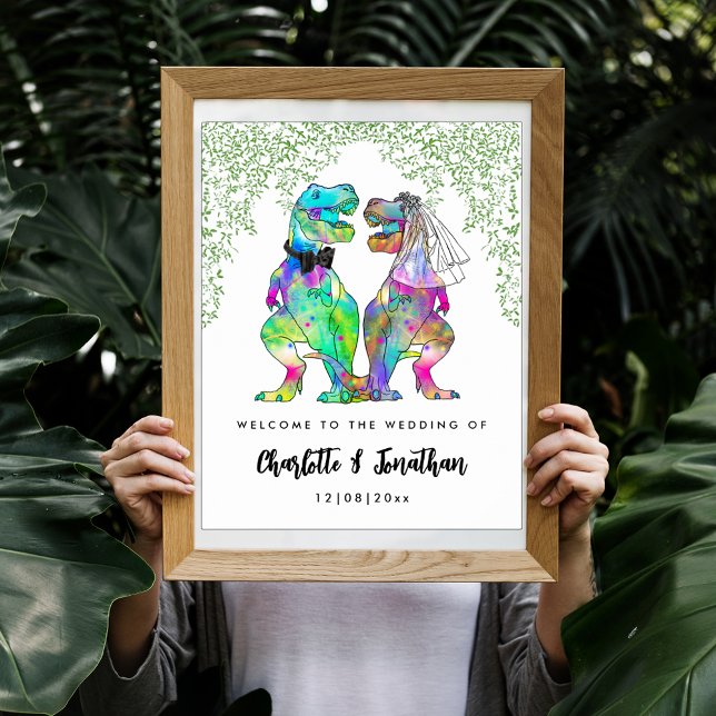 Poster Casamento Colorido com Tema de Dinossauro Bem-vind (Colorful dinosaur themed wedding welcome poster with funny T-Rex bride and groom and Jurassic jungle)