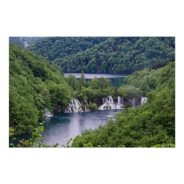 Póster Cascata em cascata com floresta verde na Croácia (Frente)