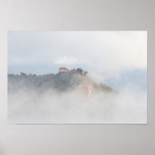 Poster Castelo sangrado cercado por nuvens