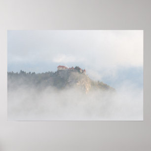Poster Castelo sangrento rodeado de nuvens